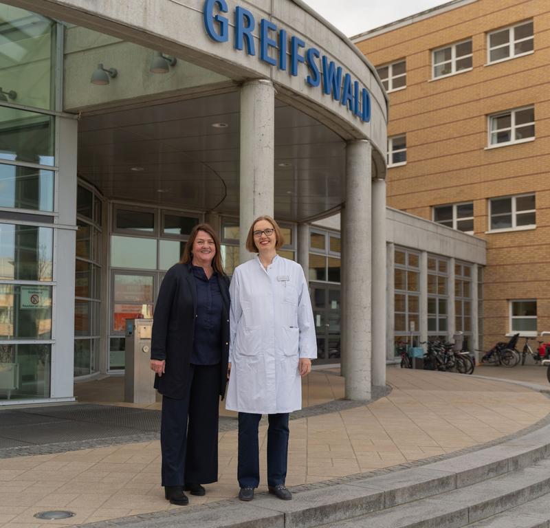 Leiten das Projekt PEDNET-LC am Standort Greifswald: Prof. Almut Meyer-Bahlburg von der Greifswalder Klinik für Kinder- und Jugendmedizin (re.) und Silke Schmidt-Schuchert, Professorin für Gesundheit und Prävention an der Universität Greifswald. 
