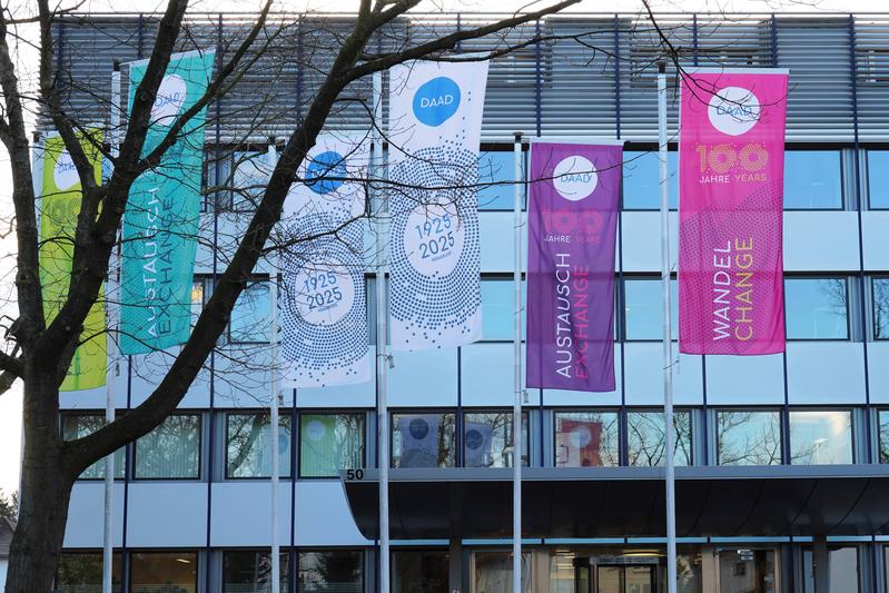 Flaggen vor der DAAD-Zentrale in Bonn