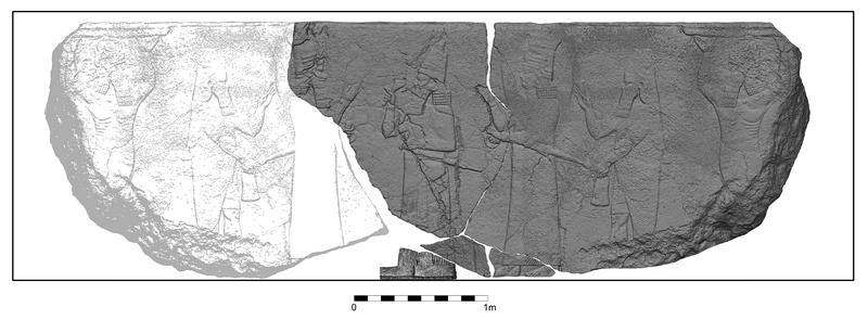 3D-Modell des Reliefs: Die Fundstücke sind dunkelgrau markiert, der hellgraue Teil stellt eine Rekonstruktion dar, die auf den gefundenen Teilen basiert. Im Zentrum ist König Assurbanipal dargestellt.