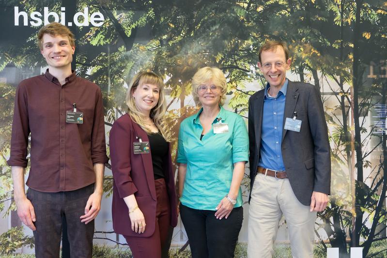Die Organisator:innen Maximilian Köster und Katharina Kontowski, Judith Peltz, Leiterin des Dezernats Internationales, und Prof. Dr. Ulrich Schäfermeier, Vizepräsident für Internationales und Digitalisierung (v.l.).