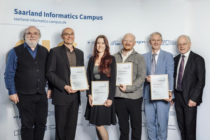 DFKI-Standortdirektor Prof. Philipp Slusallek, Preisträger Tim Schröder, Dr. Sabrina Patsch, Moritz Metz und Ralf Krauter mit Minister Jürgen Barke (v.l.n.r.)
