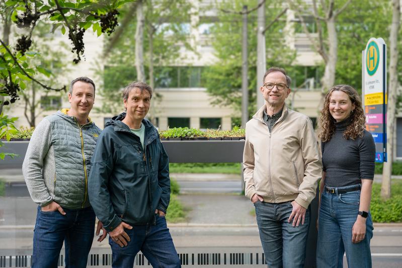 Sammeln gemeinsam mit Schulklassen Umweltdaten auf Gründächern von Haltestellen: Sebastian Hänsel (Stadt Leipzig), Rolf Engelmann (Universität Leipzig), Prof. Dr. Mathias Rudolph (HTWK Leipzig), Stefanie Penzel (HTWK Leipzig)