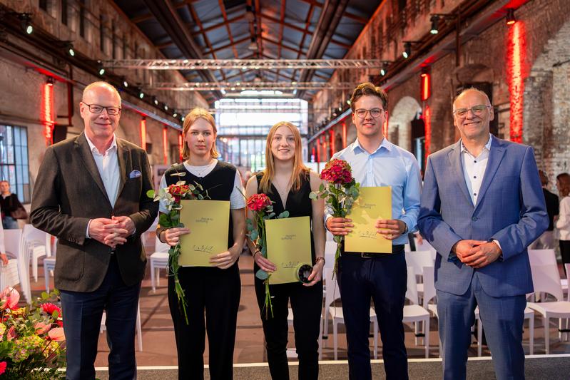 Der Vorsitzende des Vorstandes der Possehl-Stiftung Prof. Wolfgang Sandberger (l.) übergab die Possehl-Stipendien für Architektur gemeinsam mit Prof. Jochen Abke von der TH Lübeck an die Studierenden Emma Segelmann, Thalisa Hauschildt, Marvin Höschen. 