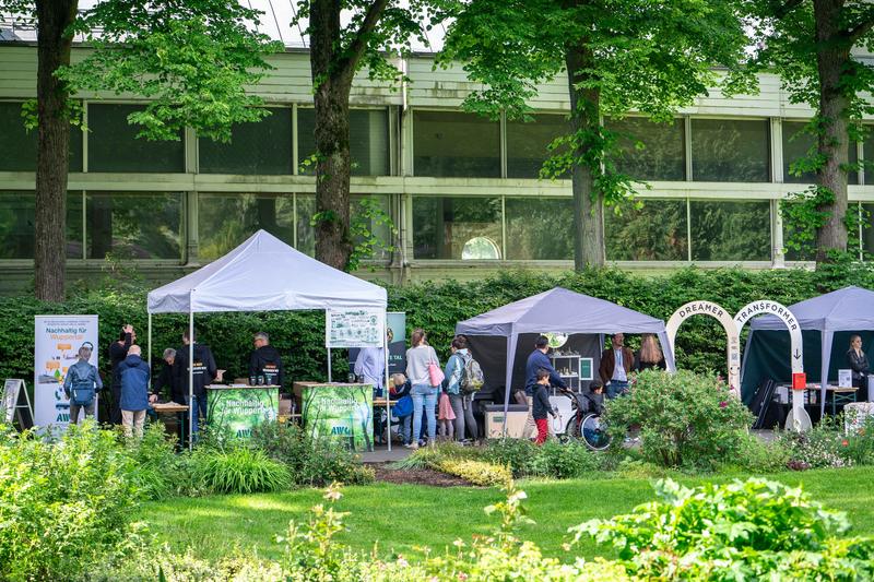 Markt der Möglichkeiten mit vielen Info- und Mitmachständen verschiedener Aussteller*innen