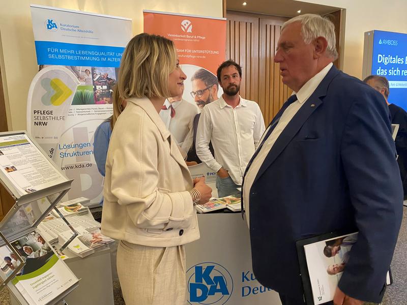 NRW-Gesundheitsminister Karl-Josef Laumann im Gespräch mit KDA-Vorständin Dr. Alexia Zurkuhlen beim Gesundheitskongress des Westens 2025