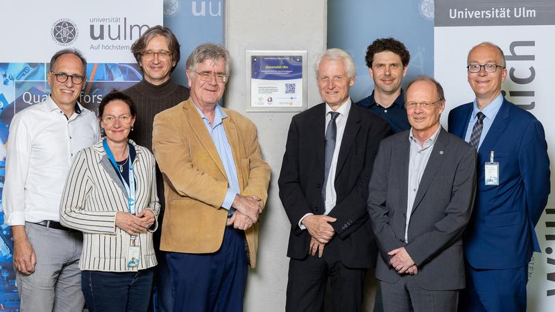 (v.l.) Prof. Joachim Ankerhold, Dr. Anke Kovar, Prof. Fedor Jelezko, Prof. Wolfgang Schleich, Prof. Claus Lämmerzahl, Prof. Benjamin Stickler, Prof. Michael Weber, Prof. Kai Bongs 