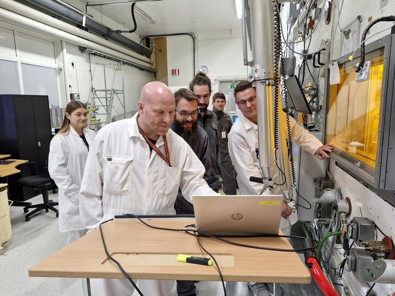 Den Fortschritt der Arbeiten sehen sich (ab 3.v.l.) BGZ-Forschungsprojektleiter Dr. Maik Stuke, BGZ-Forscher Dr. Peter Kaufholz und der stellvertretende BGZ-Projektleiter Timo Neikes mit den Vertreter*innen von Studsvik in den Laboren in Schweden an.