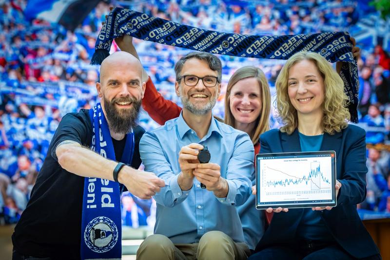 Sie rufen Arminia-Fans auf, ihre Vitaldaten bereitzustellen (v.li.): Jens Franzke (Pressesprecher Wissenswerkstadt), Prof. Dr. Christian Deutscher (Universität), Julia Bömer (stv. Pressesprecherin Universität), Prof'in Dr. Christiane Fuchs (Universität).