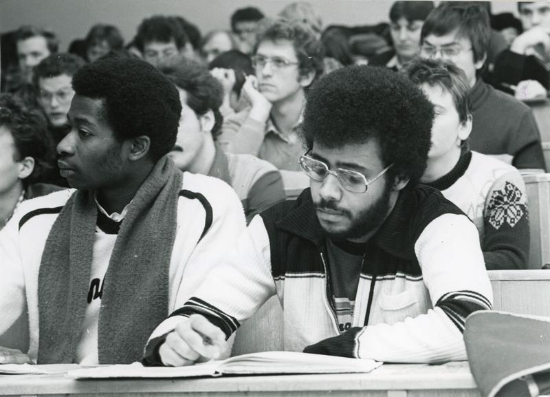 Ausländische und deutsche Studenten während eines wissenschaftlichen Kolloquiums des Internationalen Studentenkomitees an der Technischen Hochschule Karl-Marx-Stadt im April 1985.
