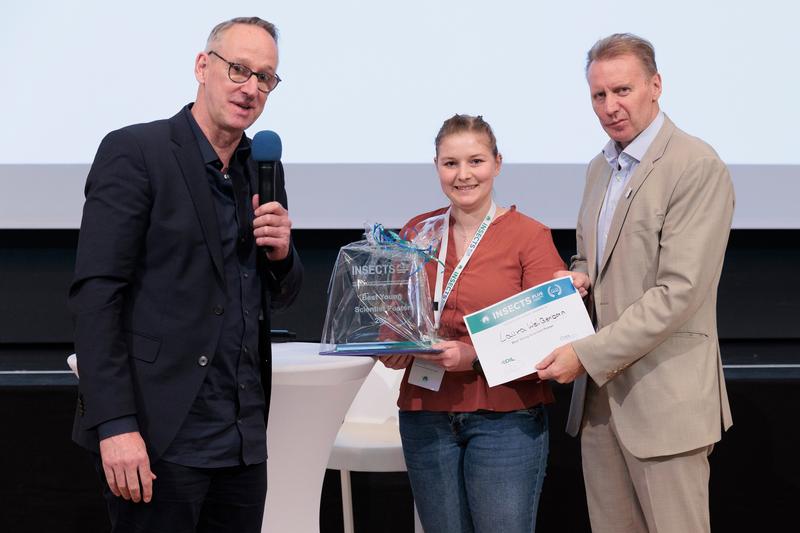 Dr.-Ing. Volker Heinz (DIL) und Dr.-Ing. habil. Oliver Schlüter (ATB) überreichen den Insects Plus Young Scientist Poster Award an Laura Weißenborn.