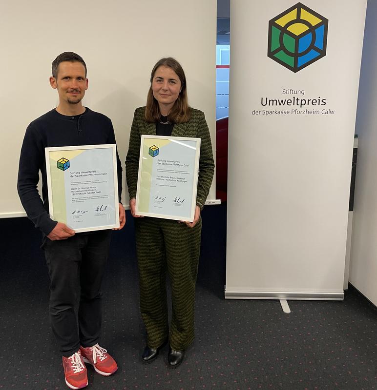 Dr. Marcus Adam und Charlotte Braun wurden für ihre innovativen Bildungs- und Forschungsprojekte mit dem Umweltpreis der Sparkasse Pforzheim Calw ausgezeichnet. 