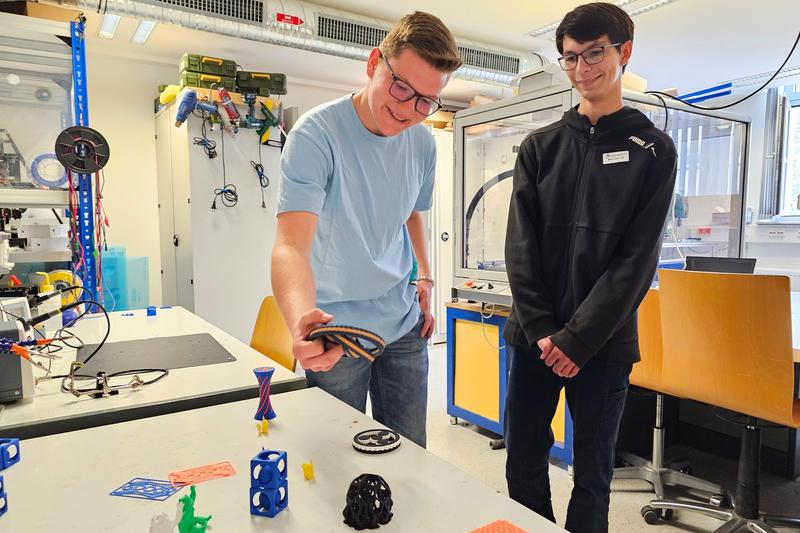Ein Student der EAH Jena führt einen Studieninteressierten durch das Makerspace, die studentische Werkstatt 