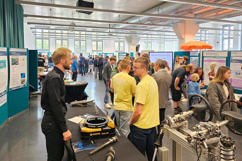 Bei den Informationsständen der Fachbereiche in der Aula der EAH Jena herrscht reger Betrieb