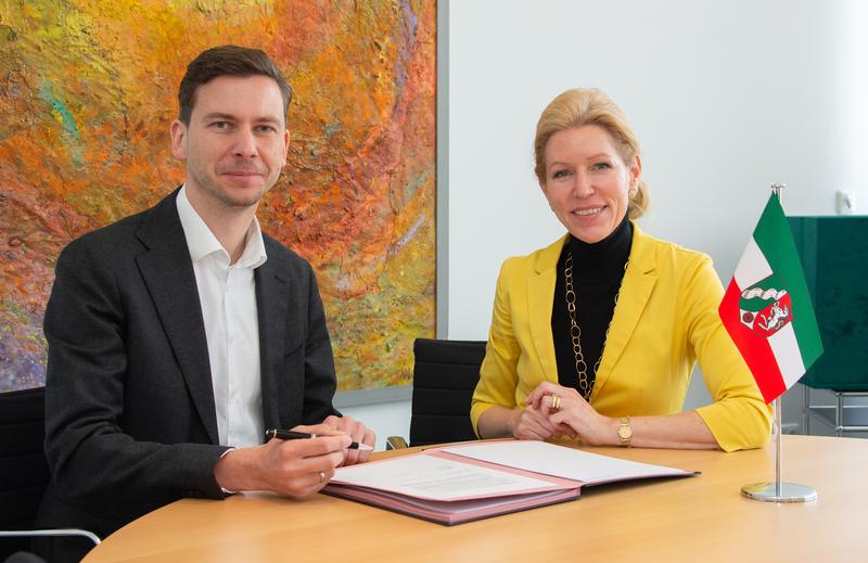 Prof. Dr. Thorsten Derlin und Dr. Karin Overlack bei der Vertragsunterzeichnung im HDZ NRW, Bad Oeynhausen