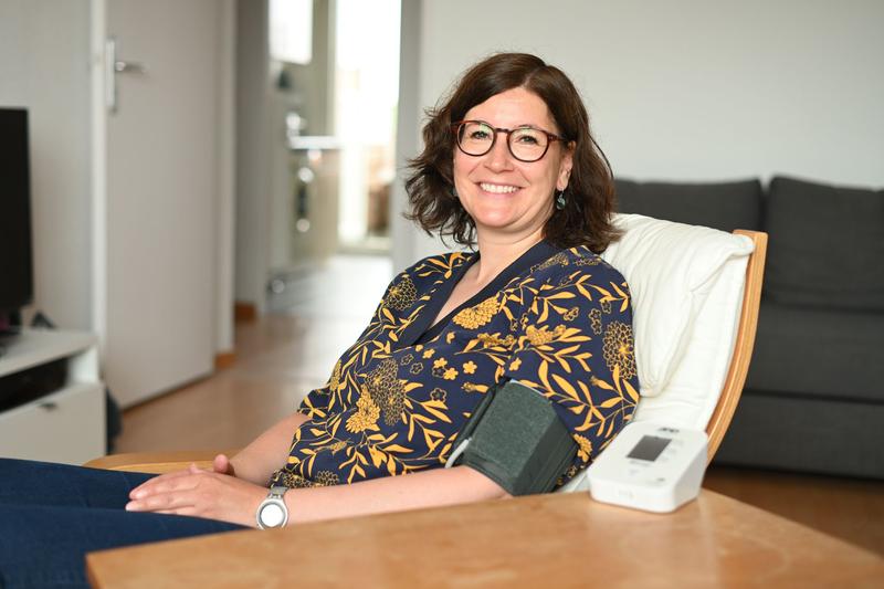 Mit Sensoren ausgestattete Messgeräte übertragen die Gesundheitswerte der Herzinsuffizienz-Patienten täglich drahtlos an das Telemedizinzentrum der Charité, sodass auf auffällige Messwerte sofort reagiert und die Therapie angepasst werden kann. 
