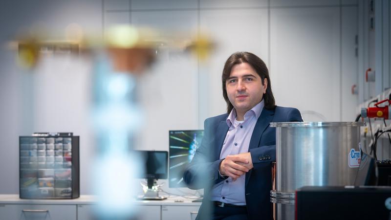 Prof. Hussam Amrouch forscht in seinem Garchinger Labor im Siemens Technology Center an den Chipgenerationen der Zukunft.