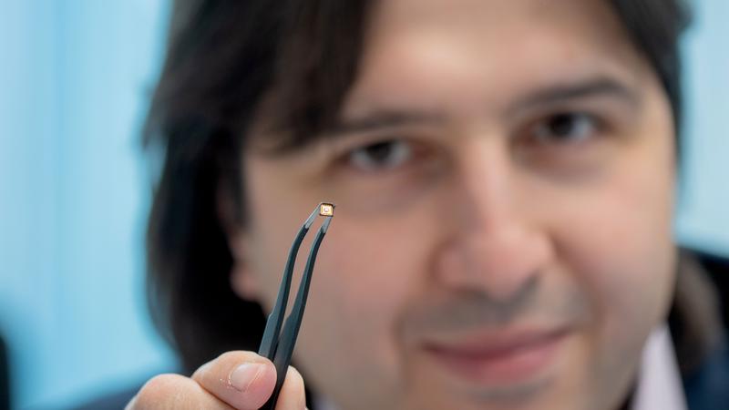 Prof. Hussam Amrouch presents his new AI chip.