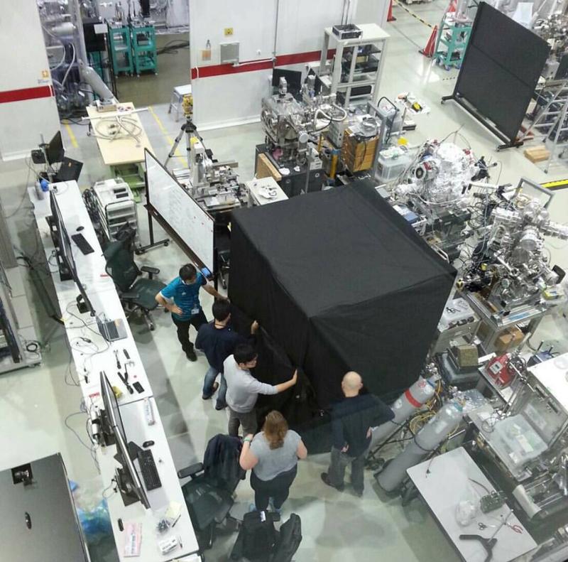 Messalltag des internationalen Forschungsteams am Röntgen-Freie Elektronenlaser SACLA in Japan. Lichtgeschützt unter einem schwarzen Überwurf richtet das Vorbereitungsteam das lichtempfindliche Protein für die Messungen her. 