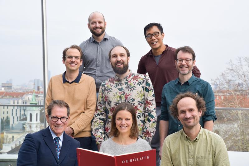 Die Autor:innen der Studien (erste Reihe, v.l.n.r.: Giulio Superti-Furga, Tabea Wiedmer, Ulrich Goldmann; zweite Reihe, v.l.n.r.: Gernot Wolf, Fabian Frommelt, Rene Ladurner; dritte Reihe, v.l.n.r.: Philipp Leippe, Shao Thing Teoh