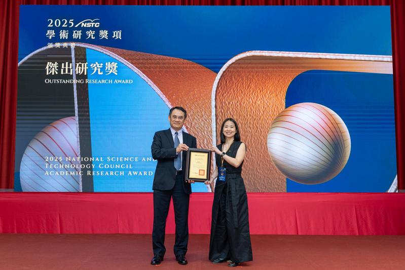 Dr. Yen-Ping Hsueh erhält den NSTC Outstanding Research Award in Taipeh 