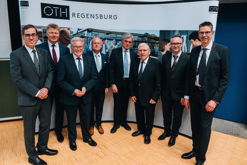 (v.l.) Prof. Dr. Ralph Schneider, Joerg Recklies, Albert Zettl, Dr. Bernd Waffler, Joe Kaeser, Gert Wölfel, Axel Kagerer, Robert Greb.