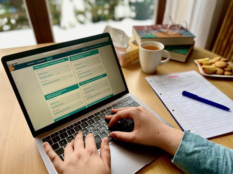 In Kooperation mit dem Karolinska-Institut wurde am UKL eine onlinebasierte kognitive Verhaltenstherapie als spezielles Behandlungsprogramm für Zwangserkrankungen etabliert.