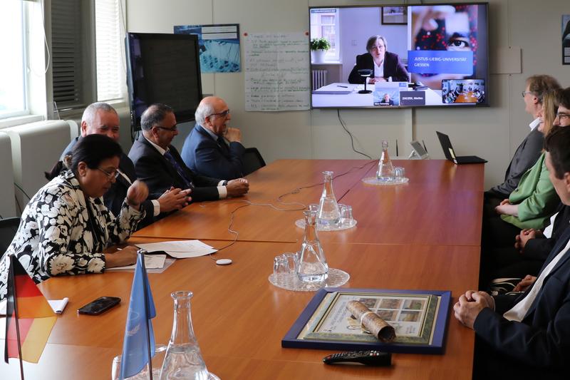 JLU-Präsidentin Prof. Dr. Katharina Lorenz und Dr. Najat Mokhtar, Deputy Director General and Head of the Department of Nuclear Sciences and Applications, unterzeichnen im Rahmen eines Online-Meetings die Vereinbarung.