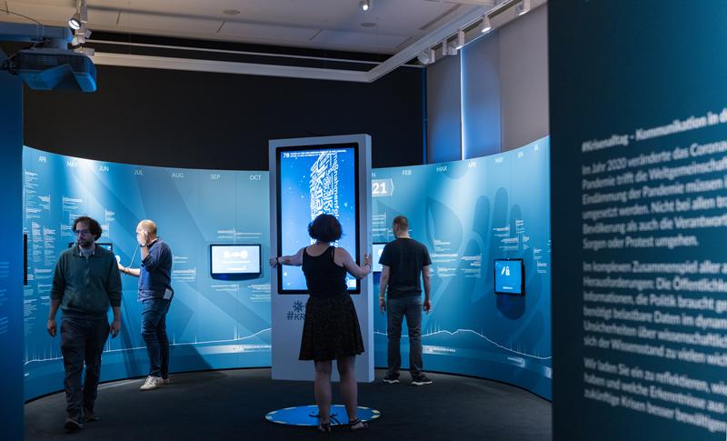 Blick in die Ausstellung "#Krisenalltag" (Berlin 2023)