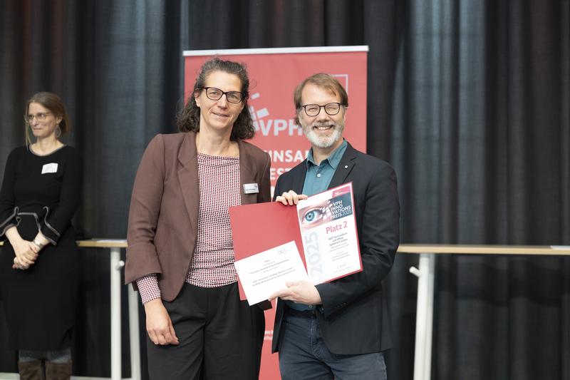 Prof. Dr. Karin Kohlstedt, Vorstand im Verband der privaten Hochschulen, und Prof. Dr. Marcus Eckert von der APOLLON Hochschule bei der Preisverleihung in Berlin. 
