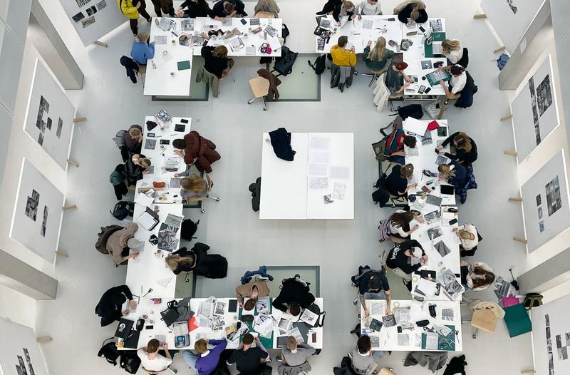 Das moderne Gebäude der Fakultät Architektur ermöglicht eine besondere Atmosphäre der Zusammenarbeit. Unser Bild zeigt das Atrium, in dem Studierende arbeiten, das aber auch als Ausstellungshalle dient. 