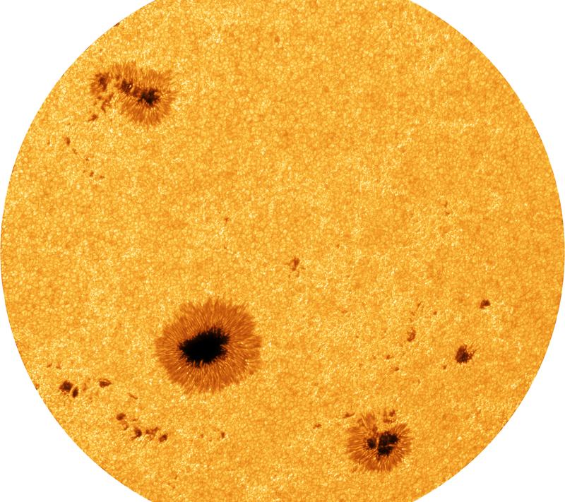 Aus 100 Sonnenbildern des modernen Kamerasystems am VTT rekonstruiertes hochaufgelöstes Bild. Der Bildausschnitt entspricht etwa 200.000 Kilometern auf der Sonnenoberfläche. 