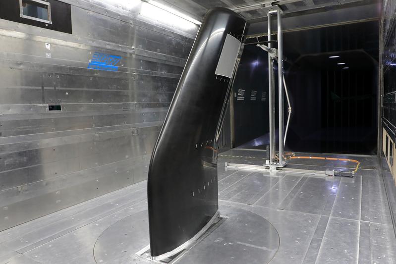 Der Sichelflügel in der Messstrecke des Niedergeschwindigkeits-Windkanal Braunschweig. Das 3D-gedruckte Absaugpaneel wurde im oberen Drittel des Flügels installiert und ist in grau zu erkennen.