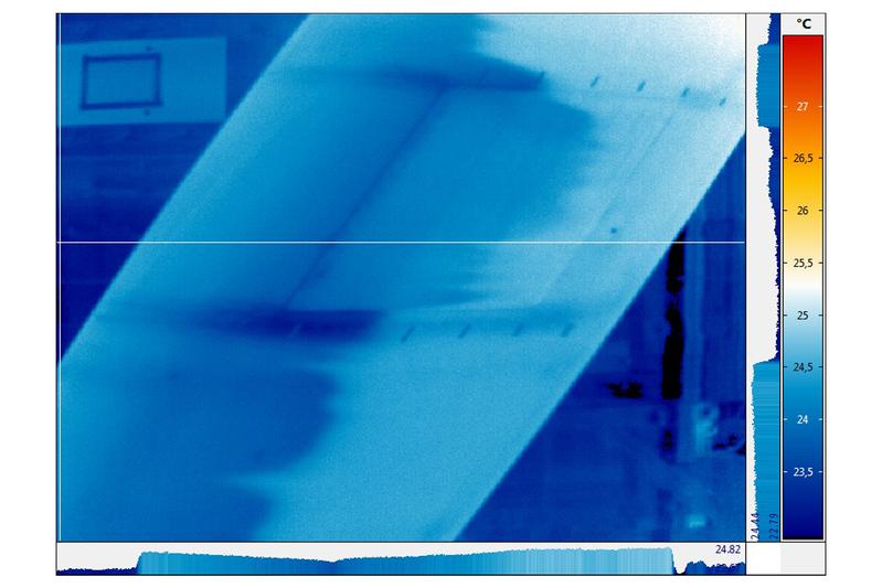 Die laminare Grenzschicht, auf dem Flügel in Dunkelblau zu erkennen, erstreckt sich über weite Bereiche des Absaugpaneels.