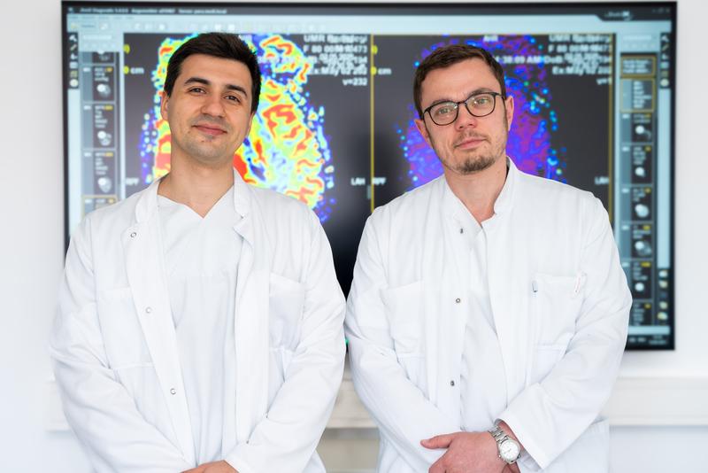 Die beiden Neurochirurgen PD Dr. Daniel Dubinski (r.) und Dr. Artem Rafaelian forschen mit internationalen Kollegen.