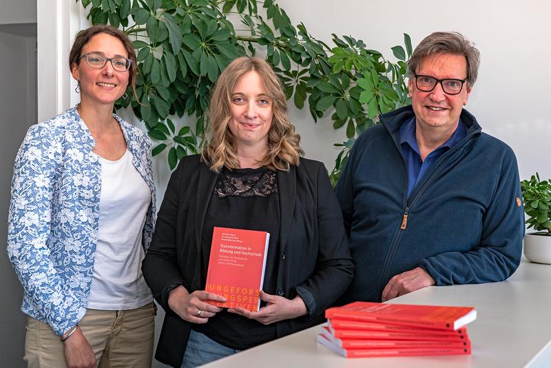 v.l.n.r.: Eva Niederhafner, Dr. Jennifer Blank und Prof. Dr. André Bleicher sind die Herausgeber*innen des Sammelbandes "Transformation in Bildung und Hochschule", der nun im Barbara Budrich Verlag erschienen ist