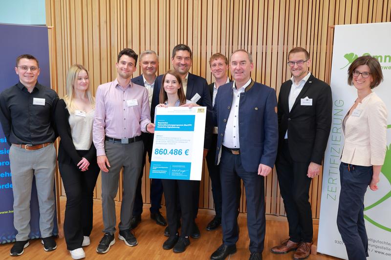 Staatsminister Hubert Aiwanger überreicht den Förderbescheid an das Projektteam von OmniCert Umweltgutachter GmbH und OTH Regensburg. 
