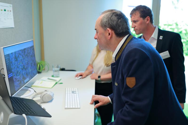 Staatsminister Huber Aiwanger informiert sich über die digitale Arbeitsweise der OmniCert Umweltgutachter GmbH.