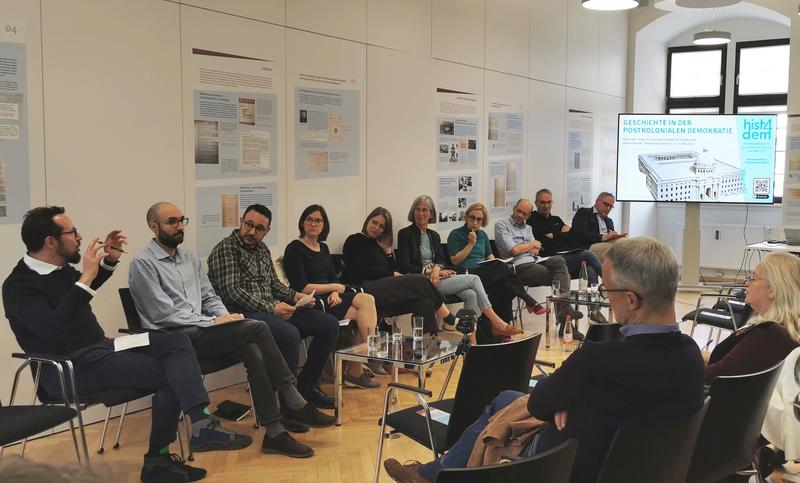 Gesprächsrunde mit Impulsen von Thomas Blank, Kilian Harrer, Benan Şarlayan, Aline Meyenberg, Marlène Harles, Anne-Maria Brandstetter, Nicole Reinhardt, Andreas Frings, Ronald Uhlich, Bernhard Gißibl (von links nach rechts). 