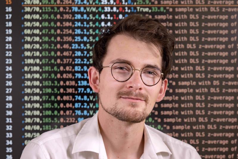 Dr. Kevin Jablonka untersucht an der Universität Jena die Leistungsfähigkeit von KI-Modellen bei chemischen Problemstellungen im Direktvergleich mit menschlichen Chemikerinnen und Chemikern.