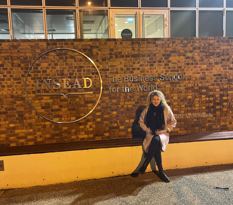 Julia Diana Lenk vor der INSEAD Business School, Fontainebleau
