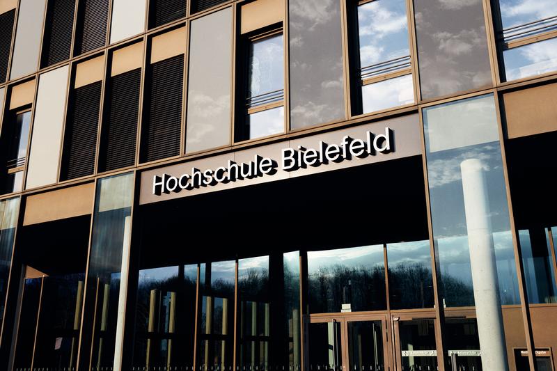 Die HSBI ist mit 10.002 Studierenden (Stand: Nov. 2024) die größte Hochschule für Angewandte Wissenschaften in OWL und konnte nun einen Doppelerfolg bei der jüngsten Förderrunde der Stiftung Innovation in der Hochschullehre erzielen.