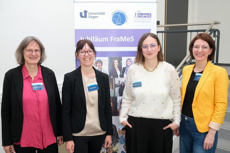Freuten sich über die gut besuchte Jubiläumsveranstaltung von FraMeS (von links): Gleichstellungsbeauftragte Dr. Elisabeth Heinrich, Projektkoordinatorin Dr. Rebecca Weber, Autorin Alexandra Zykunov und Projektkoordinatorin Dr. Inga Haase.