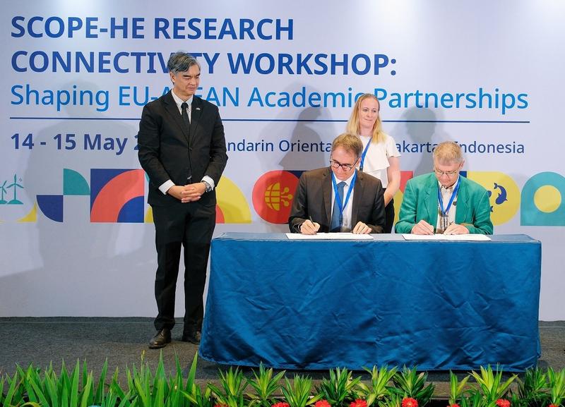 Dr. Kai Sicks, Generalsekretär des Deutschen Akademischen Austauschdiensts, und Prof. Jens Wolling von der TU Ilmenau unterzeichnen in der indonesischen Hauptstadt Jakarta die Absichtserklärung zum Green Transition Cluster
