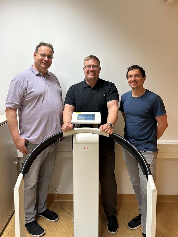 Oberarzt Dr. med. Bernhard Lehnert, Projektleiter Dr. Markus Blaurock und Studienkoordinator Martin Wilhelm (v.l.n.r.) haben für das Projekt eine biometrische Waage angeschafft. 