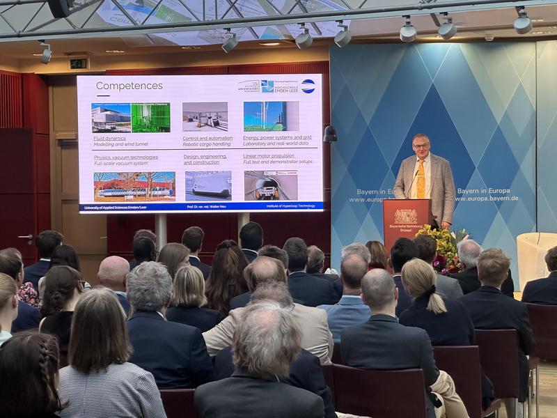 Prof. Dr. Walter Neu präsentierte die Aktivitäten bezüglich der Hyperloop-Forschung an der Hochschule Emden/Leer in Brüssel. 