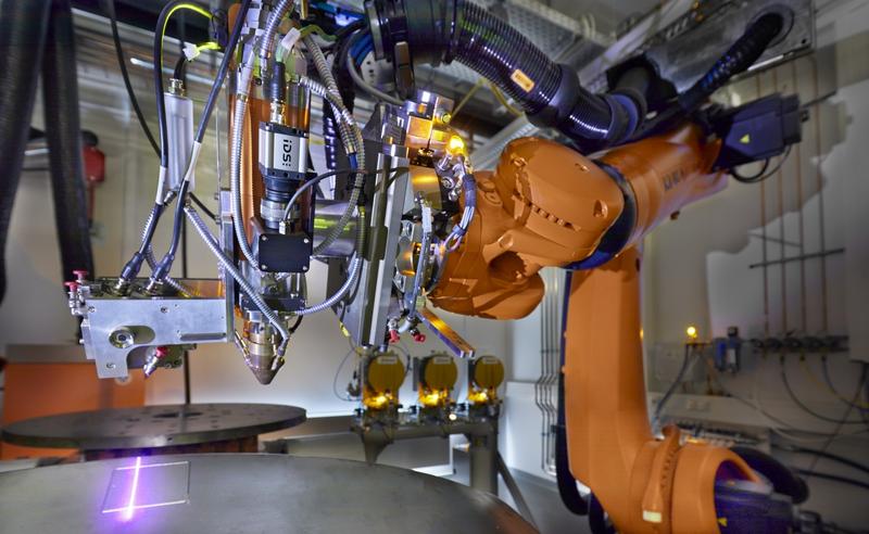 Das Fraunhofer ILT zeigt einen Roboter für die mobile Reparatur von beschädigten und verschlissenen Stellen mit dem Laser Metal Deposition (LMD)-Verfahren. 