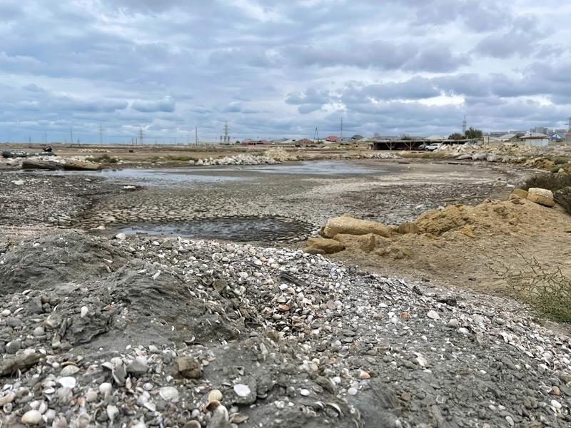Trocken gefallenes Gebiet im Kaspischen Meer mit exponiertem, schadstoffhaltigen Seeboden.