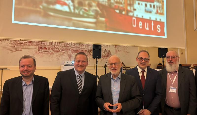  Stamatis Karnouskos (SAP), Prof. Dr. Dirk Rabe, Hochschulpräsident Prof. Dr. Gerhard Kreutz, Milos Manic (Commonwealth University) und Prof. Dr.-Ing. Armando Walter Colombo.