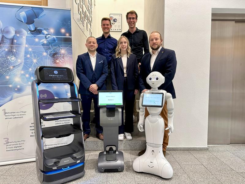 Team des EXIST-Forschungstransfer-Projekts Athegus: Sebastian Schmidt, Stefan Fischer, Eva Pletl und Tobias Greiler mit Mentor Prof. Dr. Florian Wahl (v.l.n.r.).