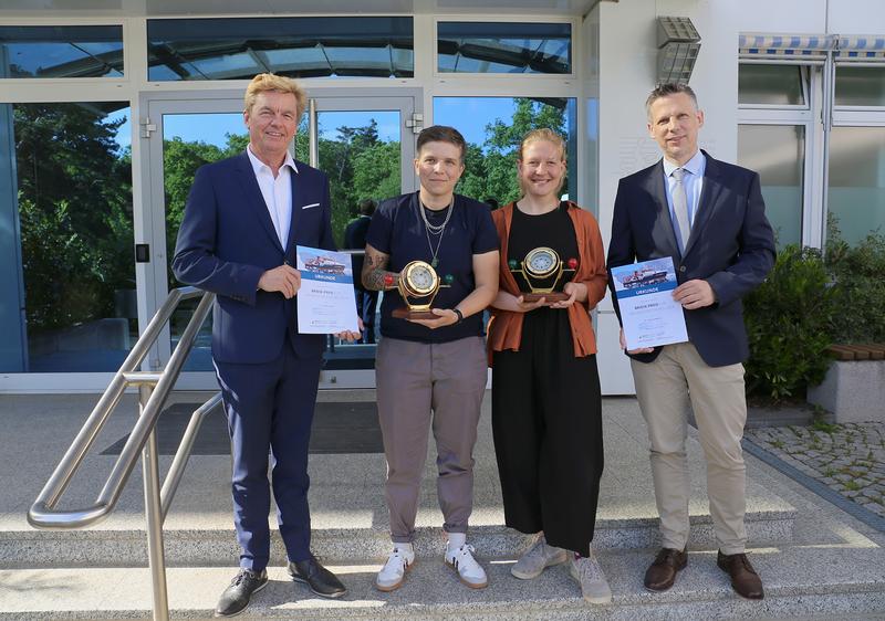 Den BRIESE-Preis für Meeresforschung 2024 teilen sich Dr. Tonke Strack (Mitte links), und Dr. Isabel Goßmann (Mitte rechts), hier mit Kapitän Klaus Küper (l.), BRIESE-Reederei, und IOW-DirektorOliver Zielinski (r.).